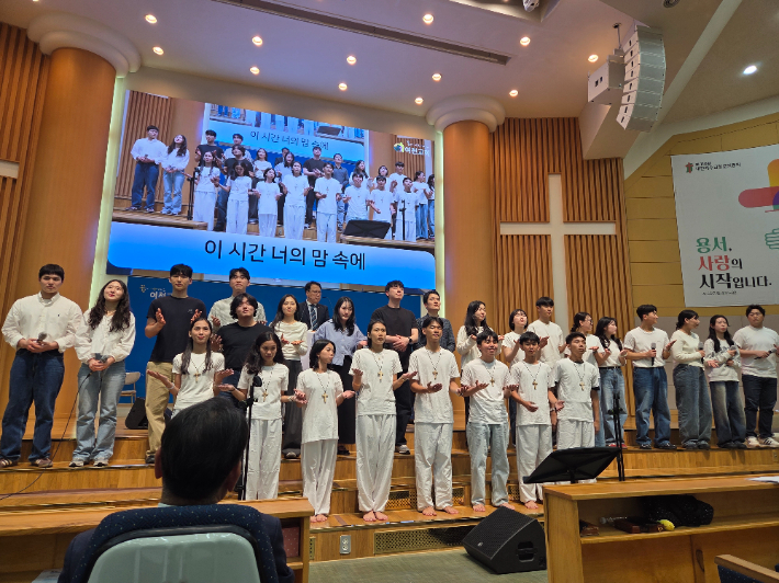 미인지 한인자녀들이 지난 26일 전남 여수시 여천교회에서 열린 환대와 연대 예배에서 특송을 하고 있다. 예장 통합총회 제공