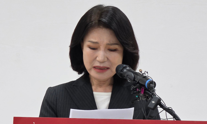 이진숙 전 방송통신위원장이 25일 국민의힘 대구시당 당사에서 연 기자회견에서 시장 선거 불출마를 선언하며 눈물을 흘리고 있다. 연합뉴스
