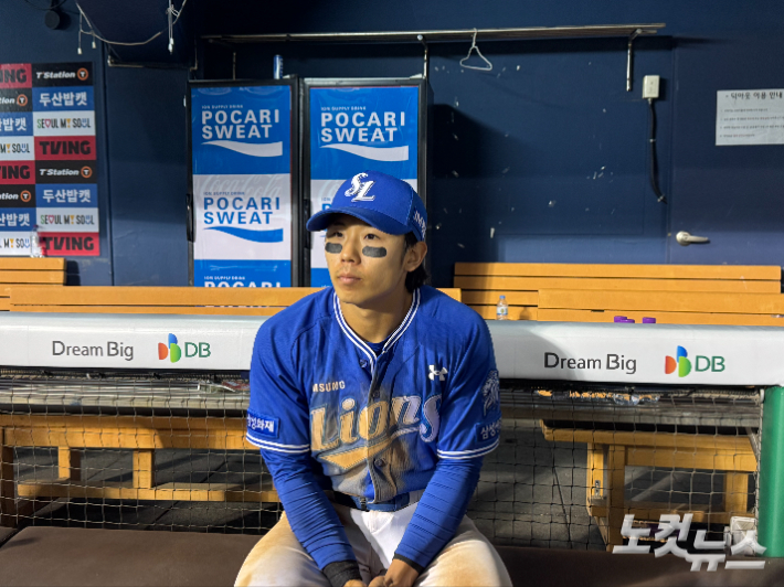 취재진과 인터뷰 중인 김성윤. 김조휘 기자