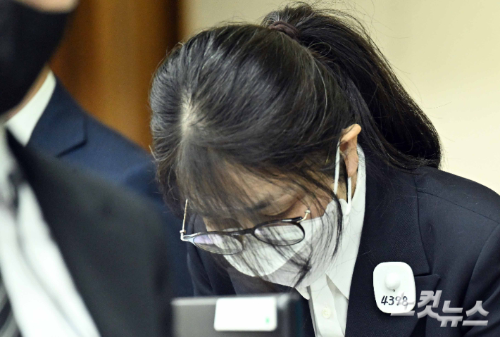 도이치모터스 주가조작과 명태균 공천개입, 통일교 청탁·뇌물 수수 의혹 혐의 등으로 구속기소 된 윤석열 전 대통령의 부인 김건희씨가 서울 서초구 서울중앙지방법원에서 열린 첫 재판에 출석하고 있다. 사진공동취재단