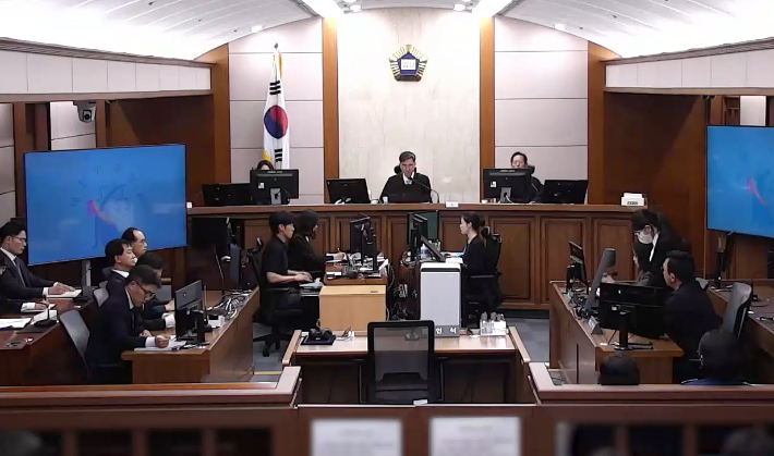 도이치모터스 주가조작과 통일교 금품수수 등 혐의로 재판에 넘겨진 김건희씨가 28일 서울 서초구 서울고등법원에서 열린 항소심 선고공판에 출석해 선고를 듣고 있다. 김씨는 이날 1심보다 무거운 징역 4년을 선고받았다. 연합뉴스