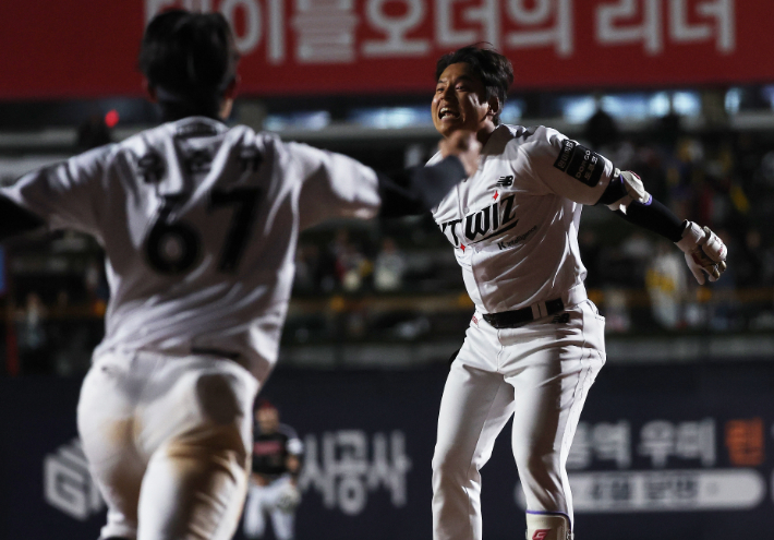 28일 경기도 수원케이티위즈파크에서 열린 2026 KBO리그 프로야구 LG 트윈스와 kt wiz의 경기. 10회말 2사 주자 1, 2루에서 끝내기 안타를 친 KT 강민성이 기뻐하고 있다. 연합뉴스