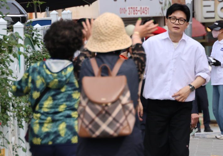 부산 북갑 국회의원 보궐선거에서 무소속 출마를 공식화 한 한동훈 전 국민의힘 대표가 26일 부산 구포초 정문에서 지역 주민에게 인사를 하고 있다. 연합뉴스