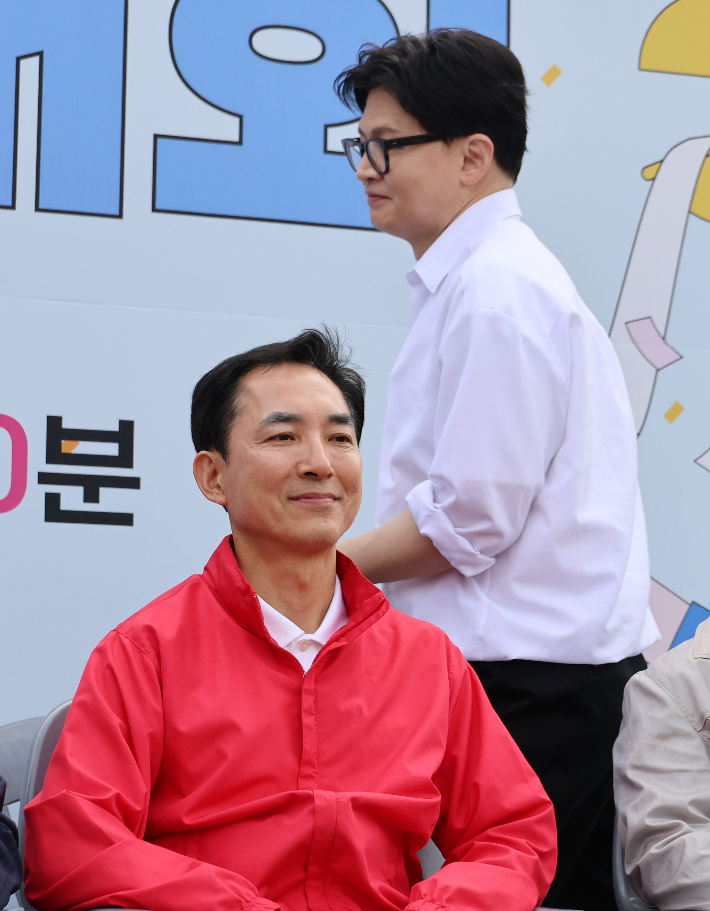 부산 북갑 국회의원 보궐선거에서 국민의힘 공천을 바라는 박민식 전 국가보훈부 장관과 무속소 출마를 공식화 한 한동훈 전 국민의힘 대표가 지난 26일 부산 구포초에서 열린 동문회 운동회에 참석해 있다. 연합뉴스