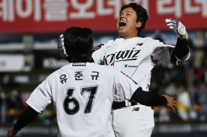 28일 경기도 수원 케이티 위즈 파크에서 열린 2026 KBO 리그 프로야구 LG 트윈스와 kt wiz의 경기. 10회말 2사 주자 1, 2루에서 끝내기 안타를 친 KT 강민성이 기뻐하고 있다. 연합뉴스 
