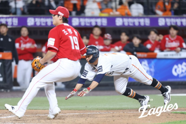 한화 김태연이 28일 SSG와 홈 경기에서 9회말 상대 마무리 조병현의 폭투 때 홈으로 슬라이딩하는 모습. 한화 