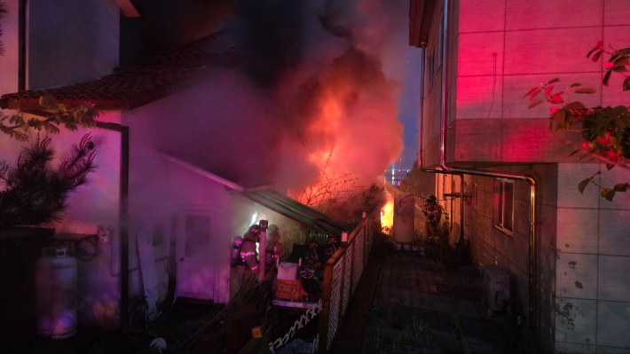 화재 진화 모습. 태안소방서 제공