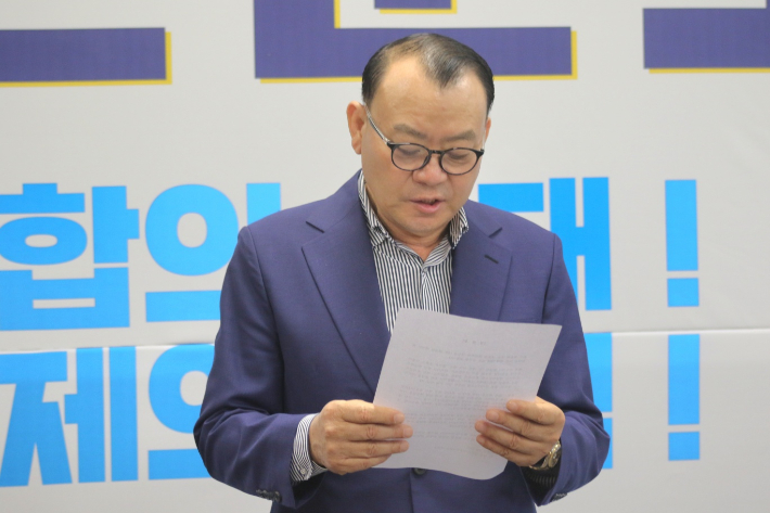 백재문 전 손훈모 캠프 상임선거대책위원장이 입장문을 발표하고 있다. 캠프 제공 