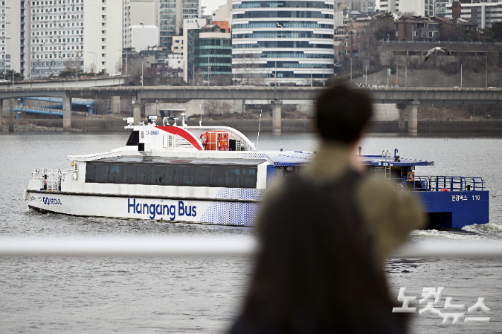 한강버스가 여의도 선착장에서 출발하는 모습. 황진환 기자