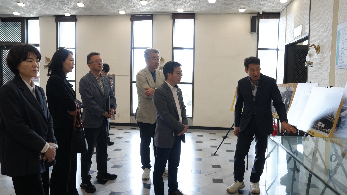 한국관광공사 박성혁사장과 직원들이 육부촌 건물을 시찰하고 있다. 경북문화관광공사 제공