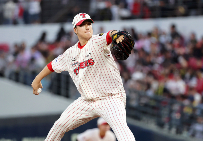 지난 25일 광주기아챔피언스필드에서 열린 프로야구 롯데 자이언츠와 KIA 타이거즈의 경기. KIA 정해영이 7회초에 투구하고 있다. 연합뉴스