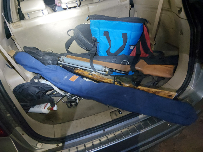 도주한 A씨 일당의 차량에서 발견된 사제 총포. 전북경찰청 제공