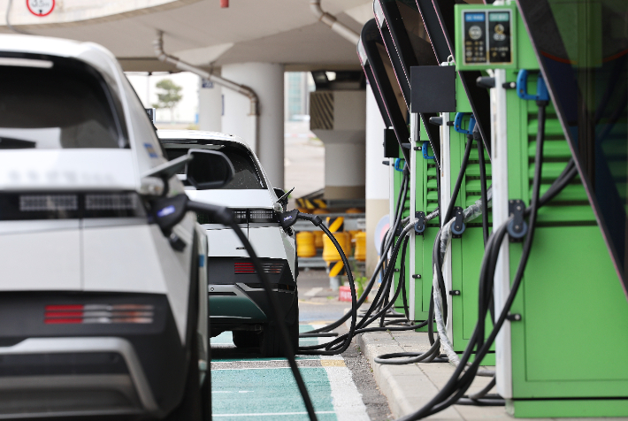 서울의 한 전기차 충전소. 연합뉴스