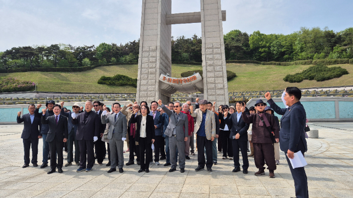 기장 전임총회장단은 "기억이 기억으로만 머무는 한, 5.18 민주화화운동 정신은 언제든 왜곡되고 지워질 수 있다"며 "지난 2024년 겨울 불법 계엄 선포가 우리에게 그것을 다시 한번 일깨워 주었다"고 말했다. 이어 "헌법은 한 나라가 무엇을 소중히 여기는지를 후대에 남기는 고백"이라며 "헌법 전문에 5·18 민주화 운동의 정신이 수록되는 그날까지, 교회는 기억하고 발언하고 행동할 것"이라고 강조했다. 한국기독교장로회 제공