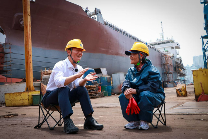 전재수 민주당 부산시장 후보는 28일 영도구 깡깡이 마을을 찾아 조선 산업 노동자 70대 이복순씨와 만나 후원회장직을 요청했다. 전재수 캠프 제공