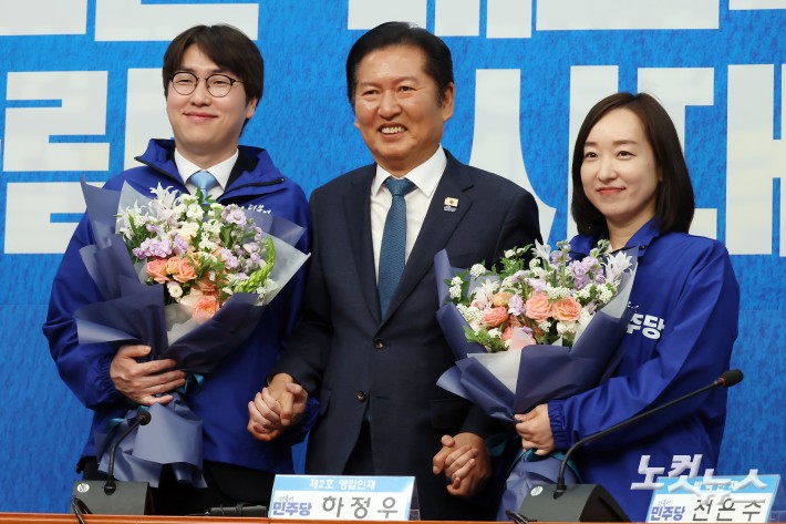 더불어민주당 정청래 대표가 29일 서울 여의도 국회에서 열린 2차 인재영입식에서 하정우 전 청와대 AI미래기획수석과 전은수 전 청와대 대변인과 기념촬영을 하고 있다