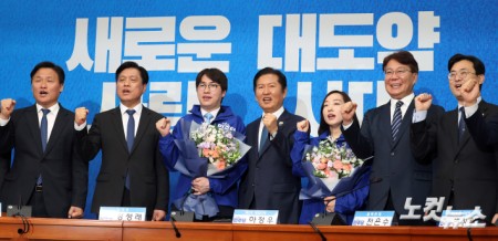 더불어민주당 정청래 대표와 참석자들이 29일 서울 여의도 국회에서 열린 2차 인재영입식에서 하정우 전 청와대 AI미래기획수석과 전은수 전 청와대 대변인과 기념촬영을 하고 있다