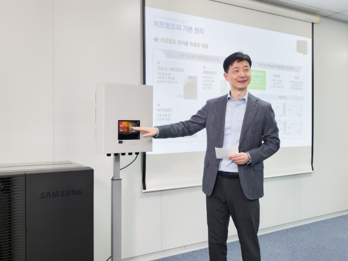 삼성전자 DA사업부 송병하 그룹장이 'EHS 히트펌프 보일러' 제품의 주요 특장점을 설하고 있다. 삼성전자 제공