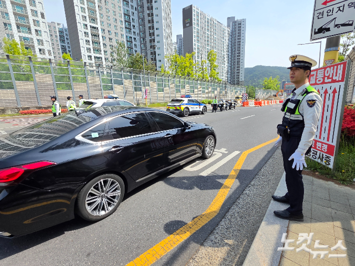 단속 중인 경찰. 박우경 기자