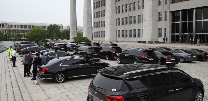 국회 앞에 세워진 차량들의 모습. 기사 내용과는 무관한 사진. 연합뉴스