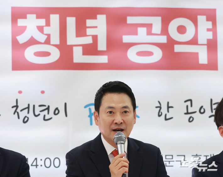 장동혁 국민의힘 대표가 29일 오후 서울 서대문구 카페폭포에서 열린 청년 공약 간담회에 참석해 인사말하고 있다.