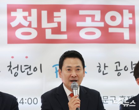 장동혁 국민의힘 대표가 29일 오후 서울 서대문구 카페폭포에서 열린 청년 공약 간담회에 참석해 인사말하고 있다.