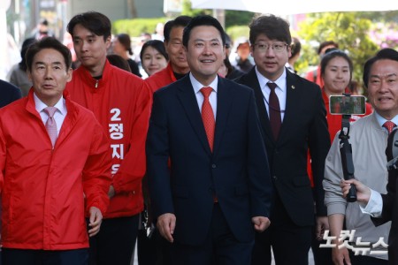 장동혁 국민의힘 대표가 29일 오후 서울 서대문구 카페폭포에서 열린 청년 공약 간담회에 참석하고 있다.