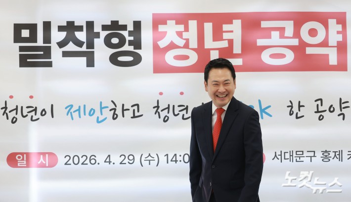 장동혁 국민의힘 대표가 29일 오후 서울 서대문구 카페폭포에서 열린 청년 공약 간담회에 참석하고 있다.