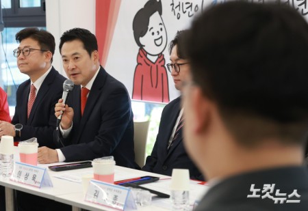 장동혁 국민의힘 대표가 29일 오후 서울 서대문구 카페폭포에서 열린 청년 공약 간담회에 참석해 인사말하고 있다.