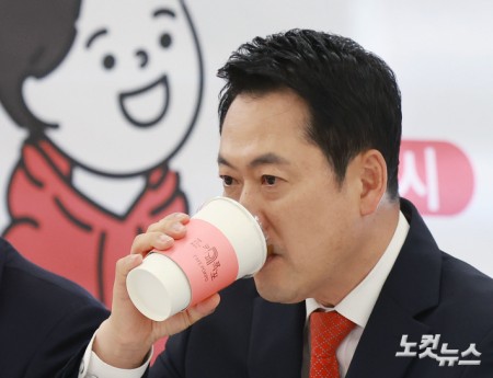 장동혁 국민의힘 대표가 29일 오후 서울 서대문구 카페폭포에서 열린 청년 공약 간담회에 참석해 목을 축이고 있다.