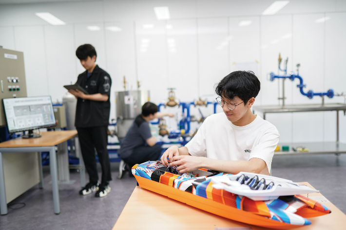 울산과학대학교는 한국공학교육인증원(ABEEK)과 협력해 울산과학대 졸업생 67명을 대상으로 조선해양 분야 역량 기반 디지털 배지 발급을 완료했다. 울산과학대 제공