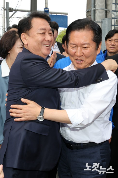 인사하는 정청래 대표-이광재 후보