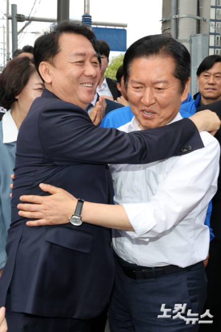 인사하는 정청래 대표-이광재 후보