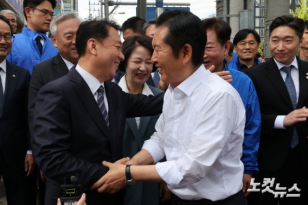 인사하는 정청래-이광재