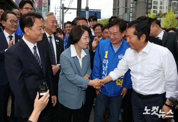 정청래 대표와 인사하는 추미애-이광재-강병덕