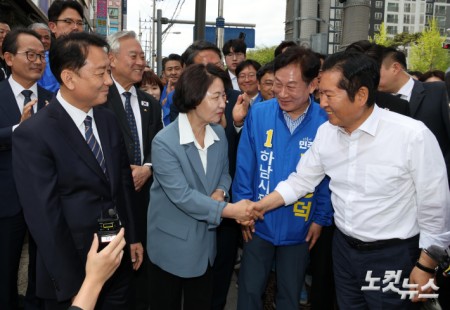 정청래 대표와 인사하는 추미애-이광재-강병덕