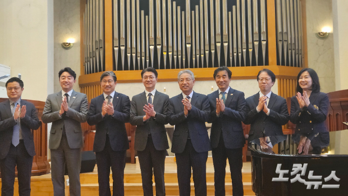 청와대 개신교 신우회가 29일 청와대 인근 삼청교회에서 출범예배를 드렸다. 기감 감독회장을 지낸 이철 목사는 예배 설교에서 세상과 벽을 허무는 소통자의 사명을 감당해달라고 당부했다. 송주열 기자