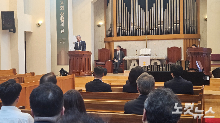이철 원로목사가 예배 설교를 전하고 있다. 송주열 기자