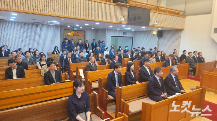 청신회 첫 정기예배 모습. 청신회는 매달 넷째주 수요일 청와대 인근 삼청교회와 궁정교회를 오가며 정기예배를 드린다. 송주열 기자