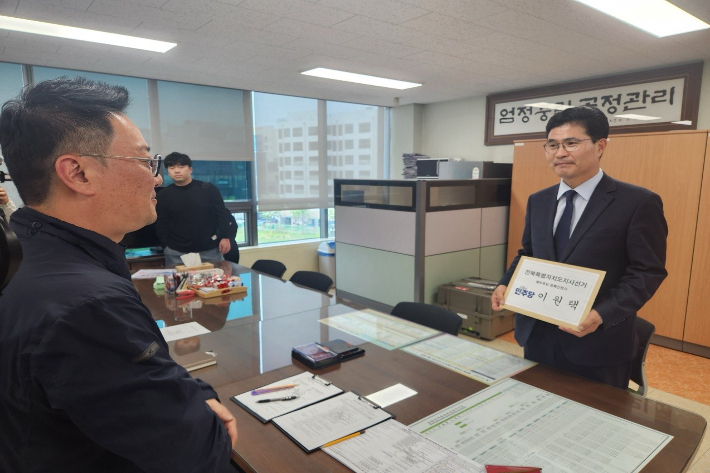 이원택 민주당 전북도지사 후보가 29일 전북선거관리위원회를 찾아 예비후보 등록을 하고 있다. 이원택 예비후보 측 제공
