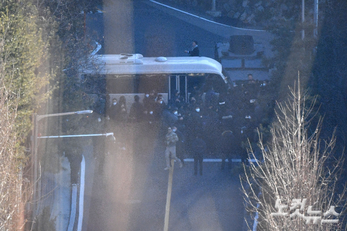 지난해 1월 3일 윤석열 체포영장 집행을 위해 서울 한남동 대통령 관저 인근에 경찰 병력이 이동하며 대치하고 있다. 류영주 기자