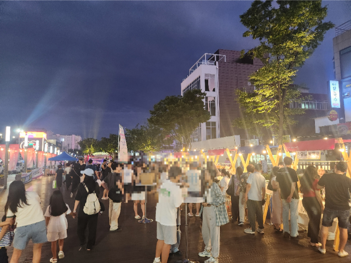 강릉월화거리 야시장. 강릉시 제공 