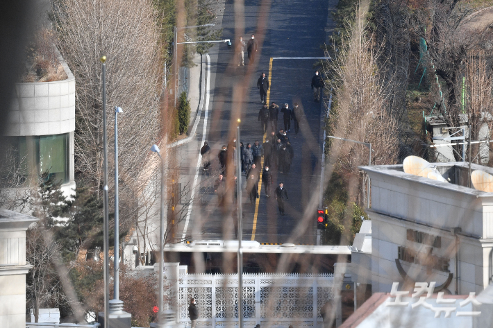 지난해 1월 3일 서울 한남동 대통령 관저에서 공수처 수사관들이 계속되는 대치 상황 끝에 윤석열 체포영장 집행을 중지한 후 철수하고 있다. 류영주 기자