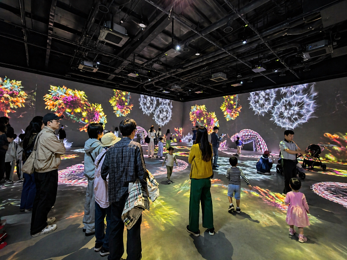 경주 디지털 정원 라원 미디어아트 전시관에서 관람객들이 실감형 콘텐츠를 체험하고 있다. 경주시 제공