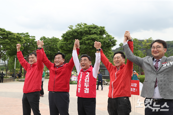 김두겸 울산시장은 29일 태화강국가정원에서 제9대 시장선거 출마 기자회견을 갖고 공식 선거전에 돌입한다고 밝혔다. 이상록 기자