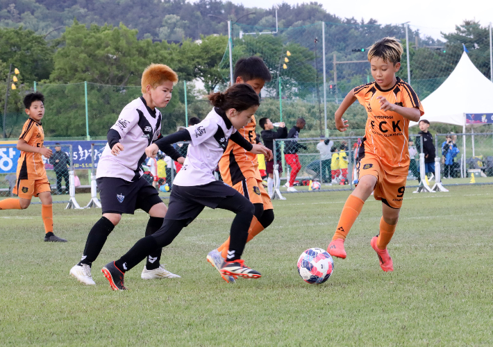 지난해 열린 화랑대기 전국 유소년 축구대회 U-10 축구 페스티벌 경기 모습. 경주시 제공