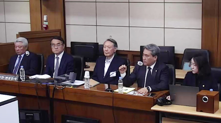 고위공직자범죄수사처 체포방해 등 혐의로 기소된 윤석열 전 대통령이 29일 서울 서초구 서울고등법원에서 열린 항소심 선고 공판에 출석해 있다. 서울고법 제공