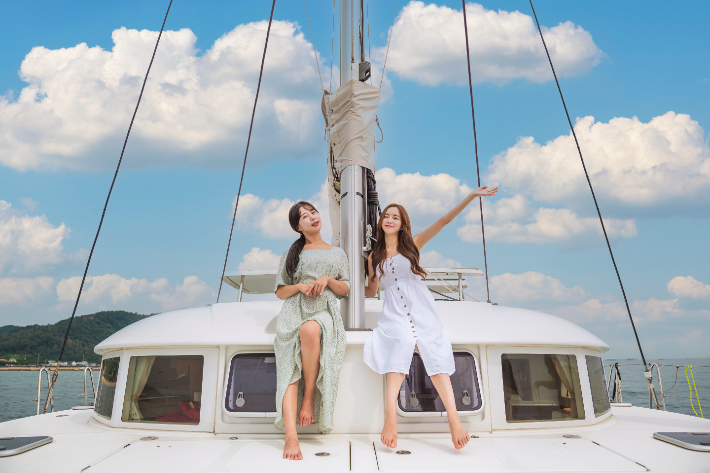 울진요트학교 탑승객들이 기념사진을 촬영하고 있다. 울진군 제공