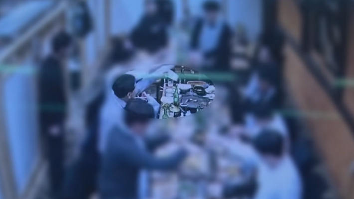 지난해 11월 말 전북 전주시 완산구의 한 식당에서 김관영 전북도지사가 함께한 청년과 정치인에게 현금을 전달하고 있다. 독자 제공