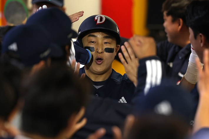 지난 14일 인천 SSG 랜더스 필드에서 열린 SSG와 원정에서 두산 손아섭이 4회초 1사 2루에서 홈런을 친 뒤 동료들과 기뻐하는 모습. 두산 베어스  